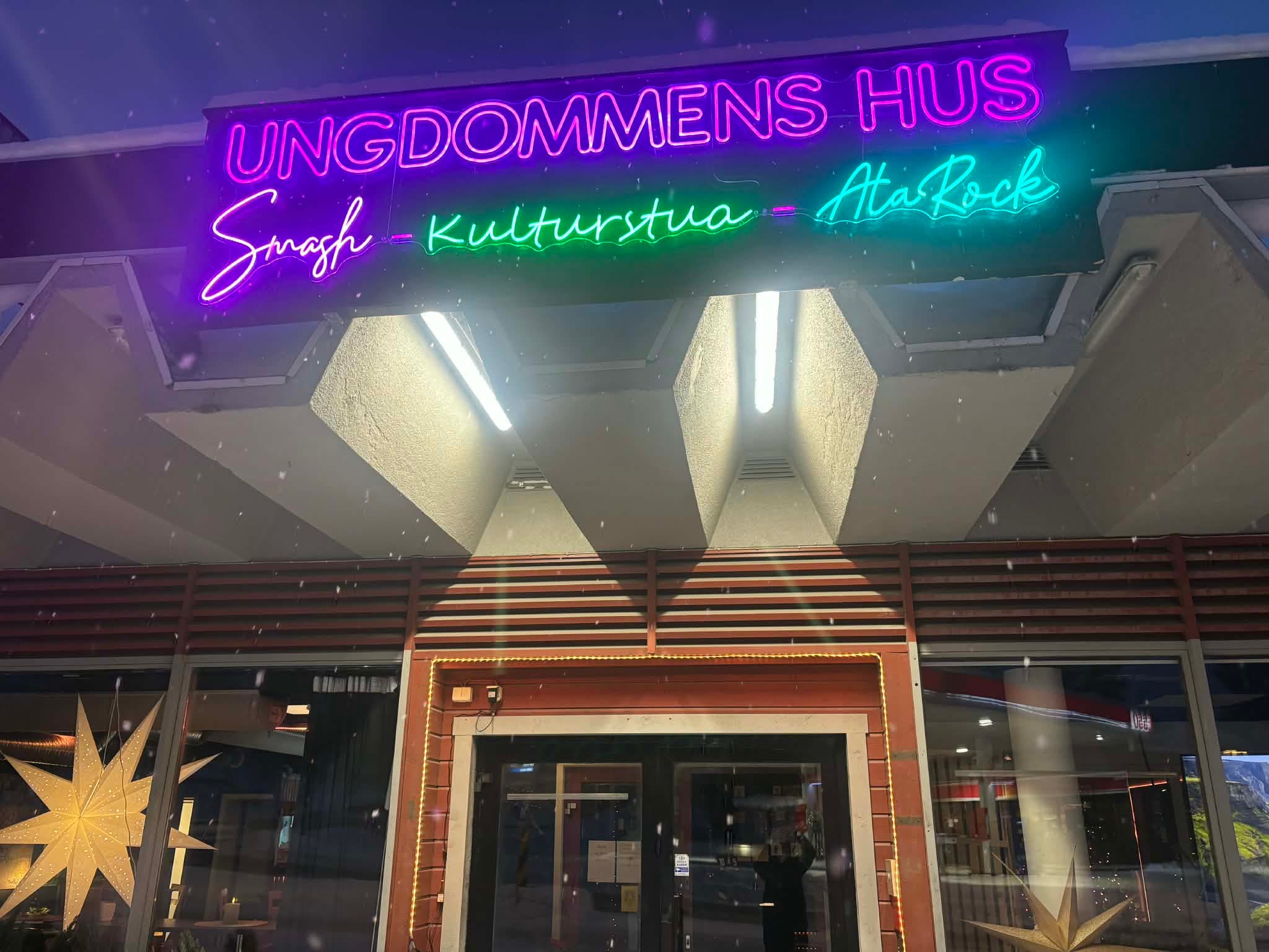 Ungdommens Hus fasade med neonskilt