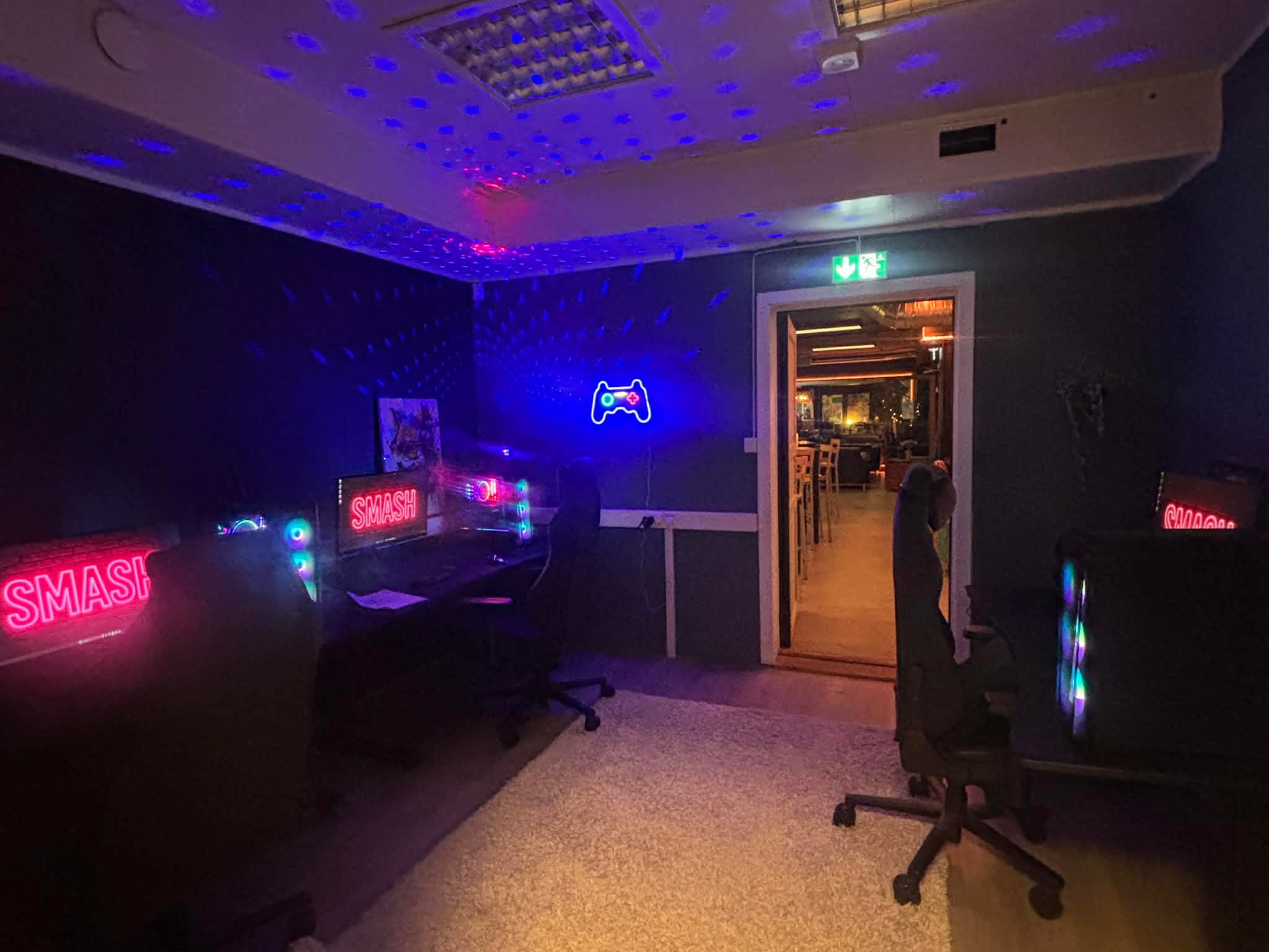 Gaming-rommet med neonlys